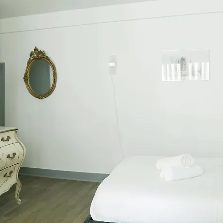 Trocadero Square Flat *